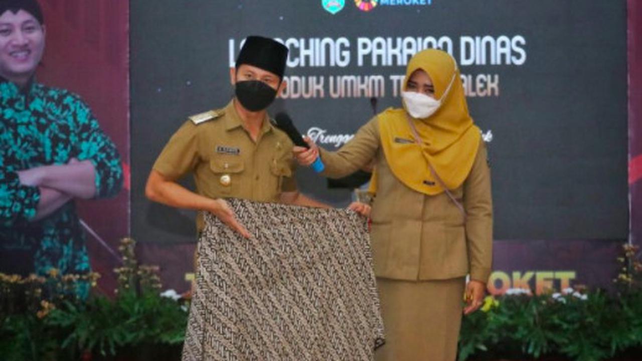 Pakaian dinas baru Pemkab Trenggalek yang merupakan karya UMKM setempat (Liputan6.com/Humas Pemkab Trenggalek)