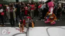 Pengunjung bersama anaknya ikut berpartisapasi dalam erakan Deklarasi Anti Korupsi di Bundaran HI, Jakarta, Minggu (27/11). Aksi ini dilakukan jelang diperinngatinya Hari Anti Korupsi Sedunia  9 Desember. (Liputan6.com/Johan Tallo) 