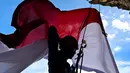 Seorang pemanjat menaiki  tebing saat pemasangan bendera merah putih pada tebing di Lhoknga, Aceh, Kamis,  13 Agustus 2026.