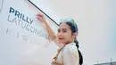 <p>Yacht Merry Fisher 795 yang dibeli Prilly memang tidak sembarangan. Kapal ini dilengkapi ruang kemudi yang nyaman, bahkan bisa memuat hingga empat orang di dalamnya. Kapal dengan kecepatan di atas 40 km/jam ini memudahkan Prilly untuk menjelajah lautan demi menikmati hobinya. (Liputan6.com/IG/@prillylatuconsina96)</p>