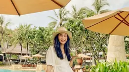 Menghadapi cuaca terik di Bali, wanita kelahiran 23 Maret 1987 ini juga nampak selalu membawa fashion item favoritnya, yakni topi serta kacamata hitam. (Liputan6.com/IG/bungazainal05)