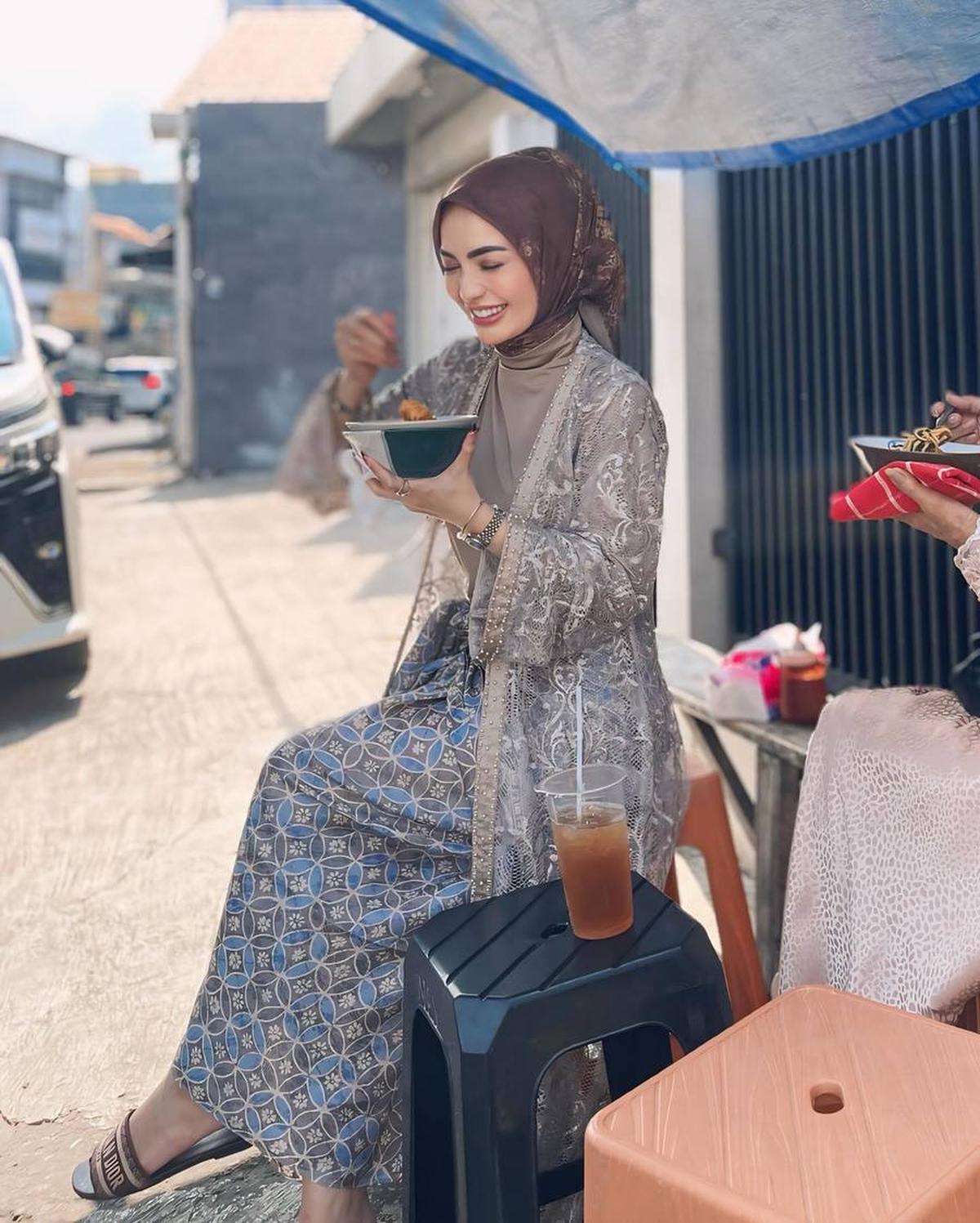 Pilihannya jatuh pada mie ayam abang-abang pinggir jalan yang pastinya murah dan merakyat.&nbsp;