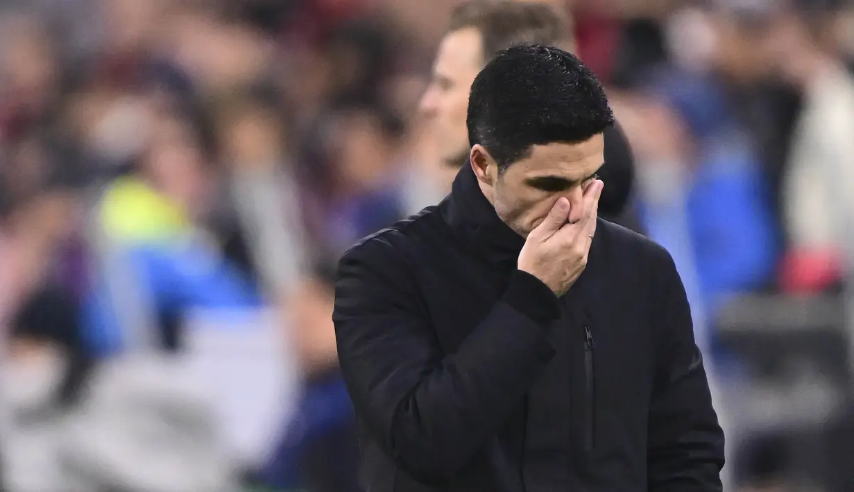 Pelatih Arsenal, Mikel Arteta tampak kecewa setelah ditaklukkan Bayern Munchen pada leg kedua perempat final Liga Champions di Allianz Arena, Kamis (18/4/2024). Kekalahan tersebut sekaligus membuat The Gunners tersingkir dari  Liga Champions dengan kalah agregat 2-3. (AP Photo/Christian Bruna)