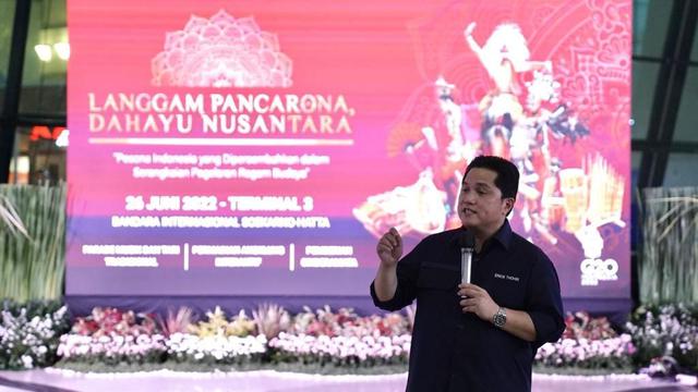 Menteri BUMN Erick Thohir, dalam Parade Budaya Indonesia, di Terminal 3 Bandara Soetta, Minggu (26/6/2022).