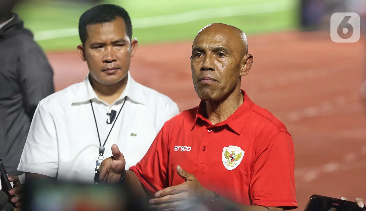 Kepala Pemandu Bakat PSSI, Simon Tahamata memberi keterangan di sela-sela sesi latihan timnas Indonesia di Stadion Madya, Kompleks Gelora Bung Karno, Jakarta, Senin (2/5/2025). (Liputan6.com/Angga Yuniar)
