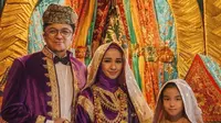 Engku Emran (kiri), Laudya Cynthia Bella (tengah) dan Engku Aleesya berfoto bersama mengenakan baju tradisional Padang. Dalam foto prewedding tersebut mereka tidak hanya berdua, namun bersama putri Engku Emran, Engku Aleesya.(instagram/laudyacynthiabella)