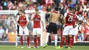 Para pemain Arsenal tampak kecewa usai kalah dari Sevilla pada laga turnamen Piala Emirates yang berlangsung di Stadion Emirates, Minggu (30/7/2017). Arsenal takluk 1-2 dari Sevilla. (AP/John Walton)