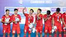 Pemain Timnas Indonesia U-22, Ananda Raehan (tengah kiri) bersama Fajar Fathur Rahman (tengah kanan) tengah mengabadikan momen menggunakan gawai saat penyerahan medali SEA Games 2023 di Olympic Stadium, Phnom Penh, Kamboja, Selasa (16/05/2023). (Bola.com/Abdul Aziz)