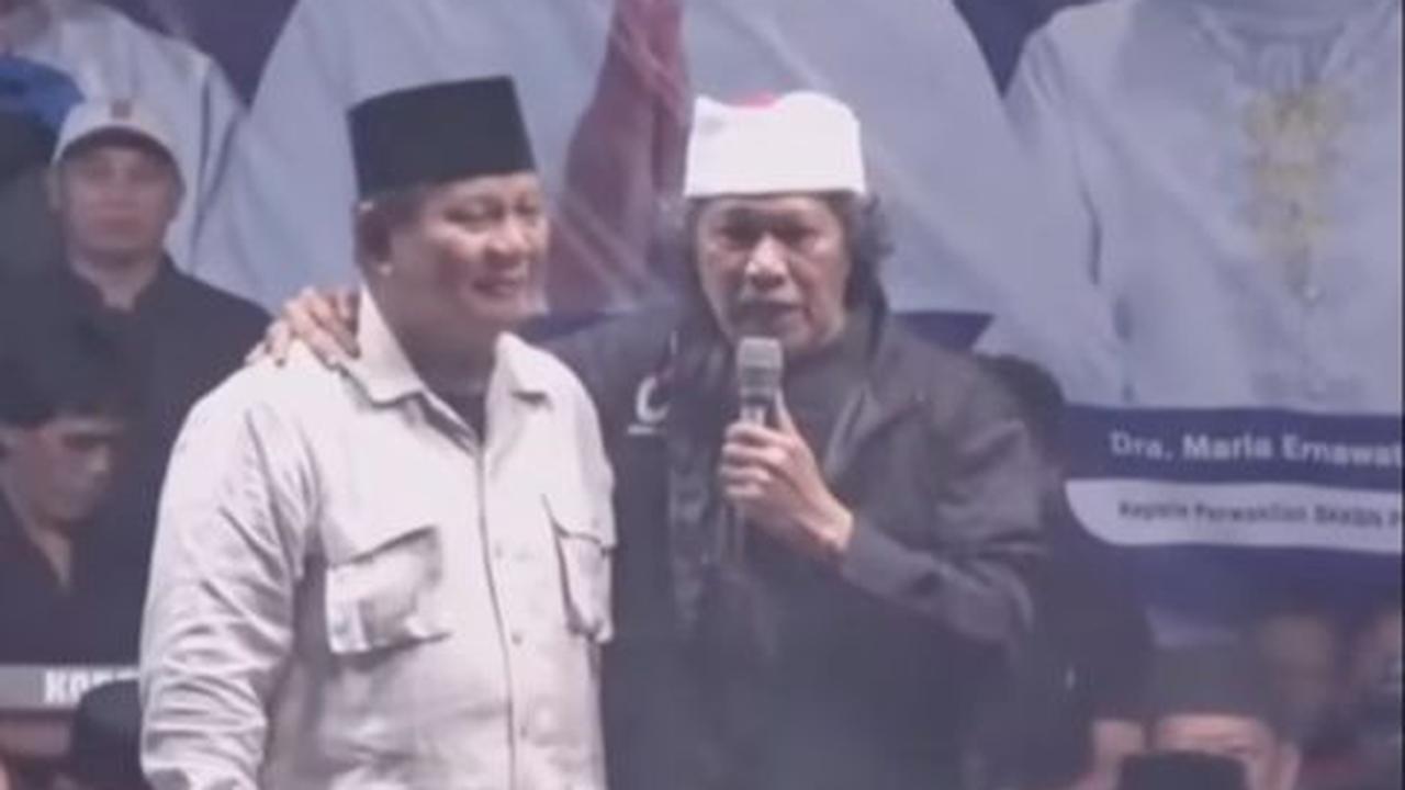 Muhammad Ainun Nadjib atau biasa dikenal Emha Ainun Nadjib alias Cak Nun adalah seorang tokoh intelektual Muslim Indonesia.
