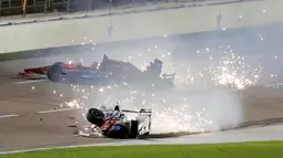  Pebalap Inggris, Jack Hawksworth (depan), terlibat tabrakan dengan pebalap Rusia, Mikhail Aleshin, saat balapan IndyCar di Texas Motor Speedway, Texas, AS, (27/8/2016). (AP Photo/Tim Sharp)