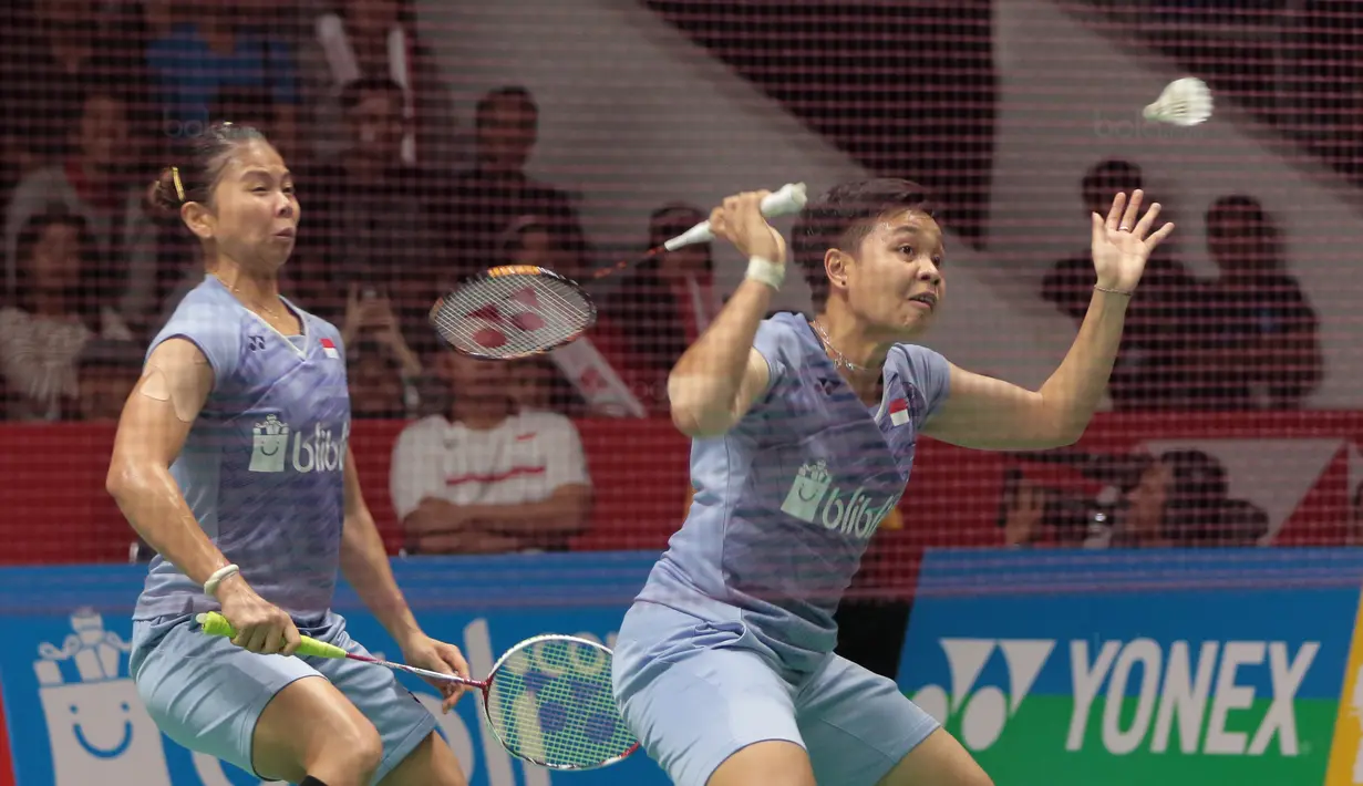 Greysia Polii/Apriyani Rahayu melaju ke semifanal usai kalahkan  Chae Yoo-jung/Hye Rin-kim pada ajang Daihatsu Indonesia Master 2018 Kamis (26/1/2018). Greysia/Apriyani menang 21-16,21-15 (Bola.com/Nick Hanoatubun)