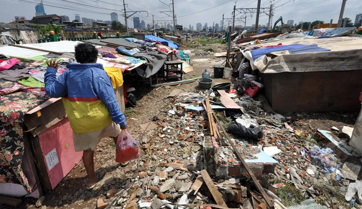 Setelah ratusan bangunan liar di Kawasan Bongkaran Tanah Abang dibongkar, beberapa warga terpaksa membuat tenda darurat. Mereka memilih bertahan dibanding mencari tempat tinggal baru, Jakarta, Rabu (21/1/2015). (Liputan6.com/Miftahul Hayat)