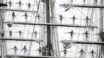 Atraksi para pelaut Angkatan Laut Peru saat mengikuti Parade Sail di Boston, AS (17/6). Lebih dari 50 kapal layar dari seluruh dunia berkumpul di pelabuhan Boston untuk mengikuti ajang maritim ini. (AP Photo / Michael Dwyer)