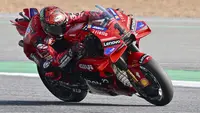 Pembalap Ducati Lenovo Team, Francesco Bagnaia, berhasil meraih podium juara MotoGP Thailand 2024 di Sirkuit Buriram, Minggu (27/10/2024) sore WIB. Pecco mampu unggul atas Jorge Martin yang finis di posisi kedua. (AP Photo/ Kittinun Rodsupan)