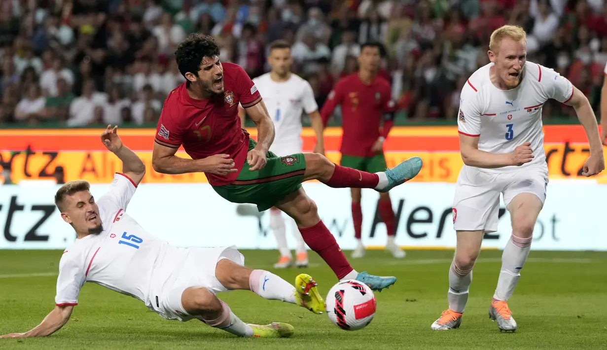 Pemain Portugal Gonçalo Guedes (kanan) ditekel pemain Republik Ceko Michal Sadilek pada pertandingan sepak bola UEFA Nations League di Stadion Jose Alvalade, Lisbon, Portugal, 9 Juni 2022. Portugal menang 2-0. (AP Photo/Armando Franca)
