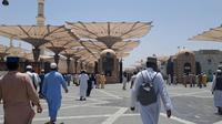 Ribuan jemaah haji menuju Masjid Nabawi, Madinah, Arab Saudi, untuk menjalankan sholat Jumat perdana pada Jumat (26/5/2023). (Liputan6.com/Nafiysul Qodar)