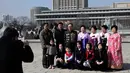 Keluarga foto bersama saat  memperingati Hari Perempuan Internasional di Pyongyang, Korea Utara, Jumat (8/3). Hari Perempuan Internasional jatuh pada tanggal 8 Maret setiap tahunnya. (AP Photo/Dita Alangkara)