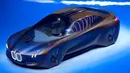 Mobil konsep 'Vision Next 100' diperlihatkan produsen BMW saat perayaan HUT ke-100 BMW di Munich, Jerman, Senin (7/3/2016). 'Vision Next 100' BMW terlihat sangat futuristik. (Reuters/ Michael Dalder)