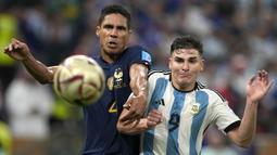 Raphael Varane menjadi pemain MU dengan menit bermain terbanyak di Piala Dunia 2022. Ia tampil sebanyak 6 laga dengan mencatatkan 521 menit bermain. Sayangnya, ia gagal mempersembahkan gelar back-to-back Prancis setelah dikalahkan Argentina pada babak adu penalti dengan skor 2-4. (AP Photo/Frank Augstein)