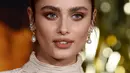 <p>Taylor Hill menghadiri pemutaran perdana film "Babylon" di Academy Museum of Motion Pictures, Los Angeles, California, Amerika Serikat, 15 Desember 2022. Penata rambut Tamara McNaughton menata kunci rambut cokelat alami Taylor menjadi sanggul atas yang rapi. (Frazer Harrison/Getty Images/AFP)</p>