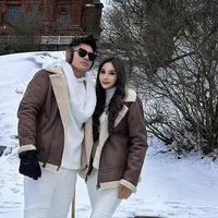 Guntur Triyoga saat liburan bersama istrinya (Instagram)