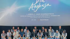 Pemain yang turut serta membintangi series Dia Angkasa mengenakan seragam SMA di acara konferensi pers tersebut. Sejak awal direncanakan akan dijadikan series, pembaca sudah sangat menantikan series tersebut. Namun niat menonton diurungkan oleh tak sedikit pembaca karena pemainnya tak sesuai ekspektasi, bahkan meminta series tersebut tak perlu ditayangkan. (Liputan6.com/IG/@diaangkasaofficial)
