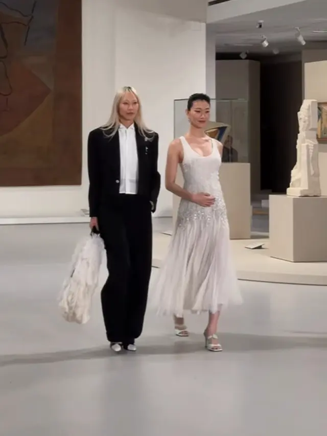 Comeback dengan Baby Bump, Model Korea Sora Choi Pancarkan Aura Bumil Fierce di Runway Chanel