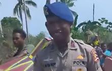 Jadi Abdi Negara Pertama dari Kampungnya, Anggota Polisi ini Pulang Kampung Dijemput Orang Sekampung