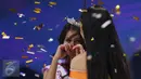Jasi Michelle Tumbel menghapus airmatanya setelah dinobatkan sebagai Miss Celebrity Indonesia 2016 pada grand final di Studio 6 Emtek City, Jakarta, Kamis (14/10). Finalis asal Manado itu berhasil menyingkirkan 19 pesaingnya (Liputan6.com/Herman Zakharia)