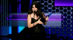 Penyanyi Camila Cabello memberikan pidato saat menerima piala pertamanya pada ajang American Music Awards 2018 di Los Angeles, Selasa (9/10). Lewat lagu 'Havana', Camilla dianugerahi sebagai Lagu Pop/Rock Terfavorit 2018. (Kevin Winter/Getty Images/AFP)