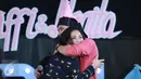 Raffi Ahmad memeluk istrinya Nagita Slavina saat mendapat kejutan ulang tahun di lokasi syuting, Jakarta, Jumat (17/2). Nagita meminta hadiah ulang tahun berupa umrah bersama dengan Raffi. (Liputan6.com/Herman Zakharia)