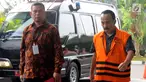 Tersangka suap Wali Kota Blitar nonaktif Muhammad Samanhudi Anwar tiba di kawal petugas untuk menjalani pemeriksaan di gedung KPK, Jakarta, Jumat (13/7). Samanhudi diperiksa terkait kasus untuk pengembangan suap Rp 1,5 miliar. (Merdeka.com/Dwi Narwoko)