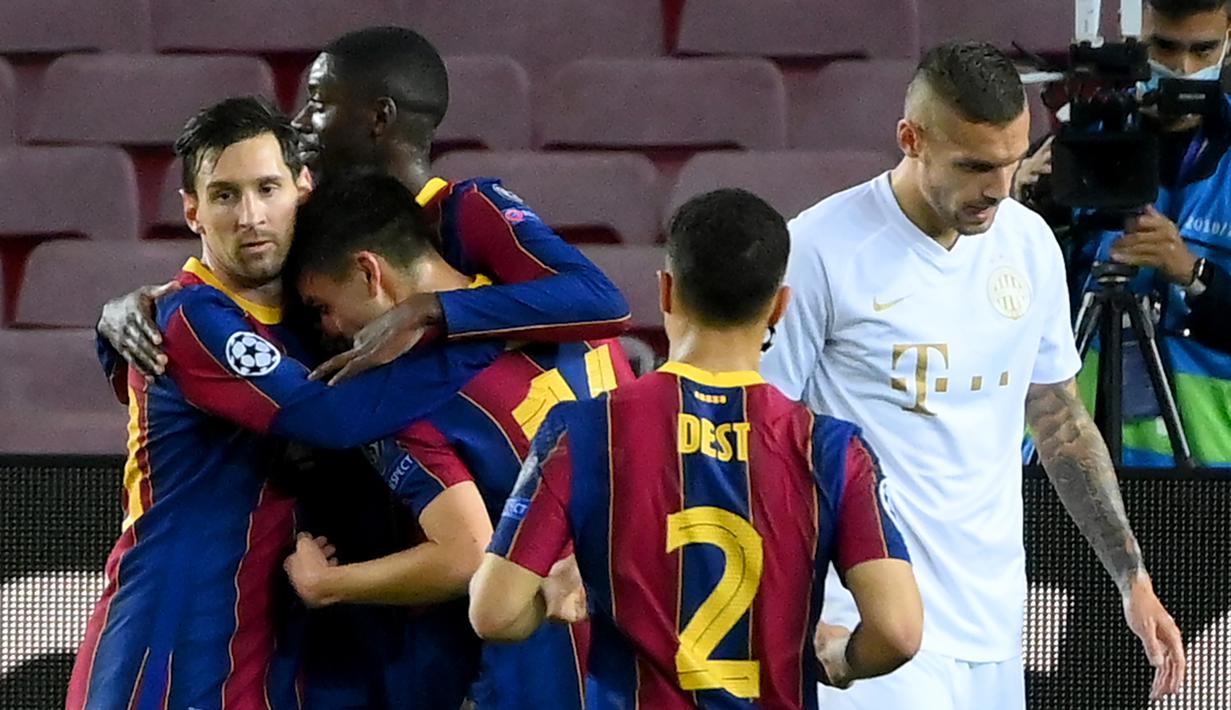 Pemain Barcelona, Lionel Messi, merayakan gol yang dicetak Pedri ke gawang Ferencvaros pada matchday 1 Grup G Liga Champions 2020/2021 di Camp Nou, Rabu (21/10/2020) dini hari WIB. Barcelona menang 5-1 atas Ferencvaros. (AFP/Lluis Gene)