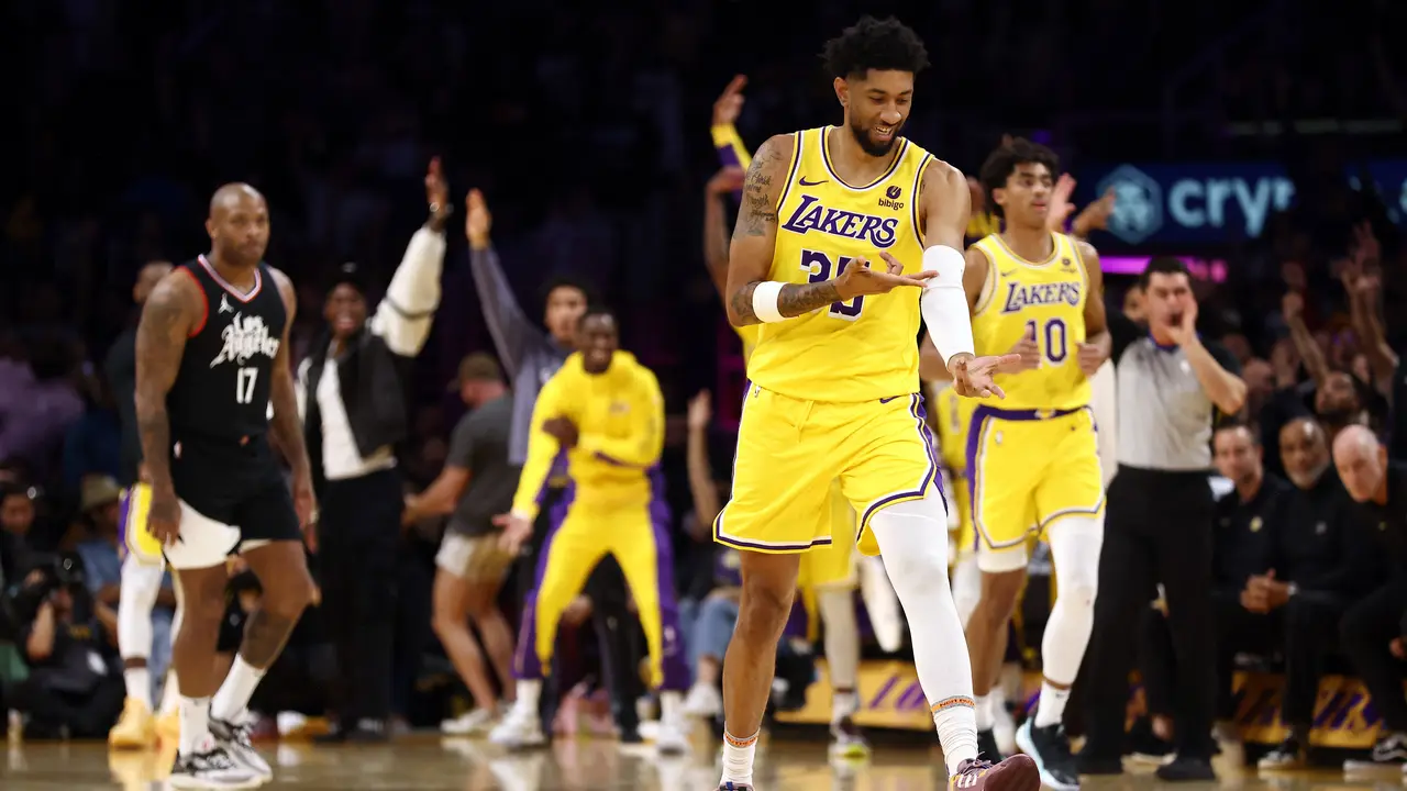 Selebrasi pemain Lakers Christian Wood saat melawan Clippers di lanjutan NBA 2023/2024
