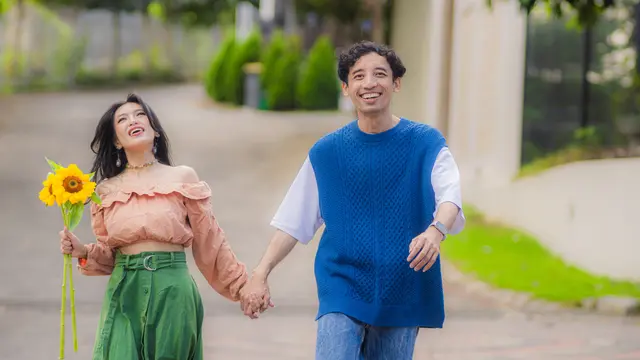 couple desember bahagia berdua