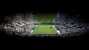 Petenis Cori Gauff saat bertanding melawan Venus Williams selama pertandingan babak pertama Grand Slam Wimbledon di All England Lawn Tennis and Croquet Club, London (1/7/2019). Cori Gauff mengalahkan Venus Williams 6-4 6-4. (AP Photo/Tim Ireland)