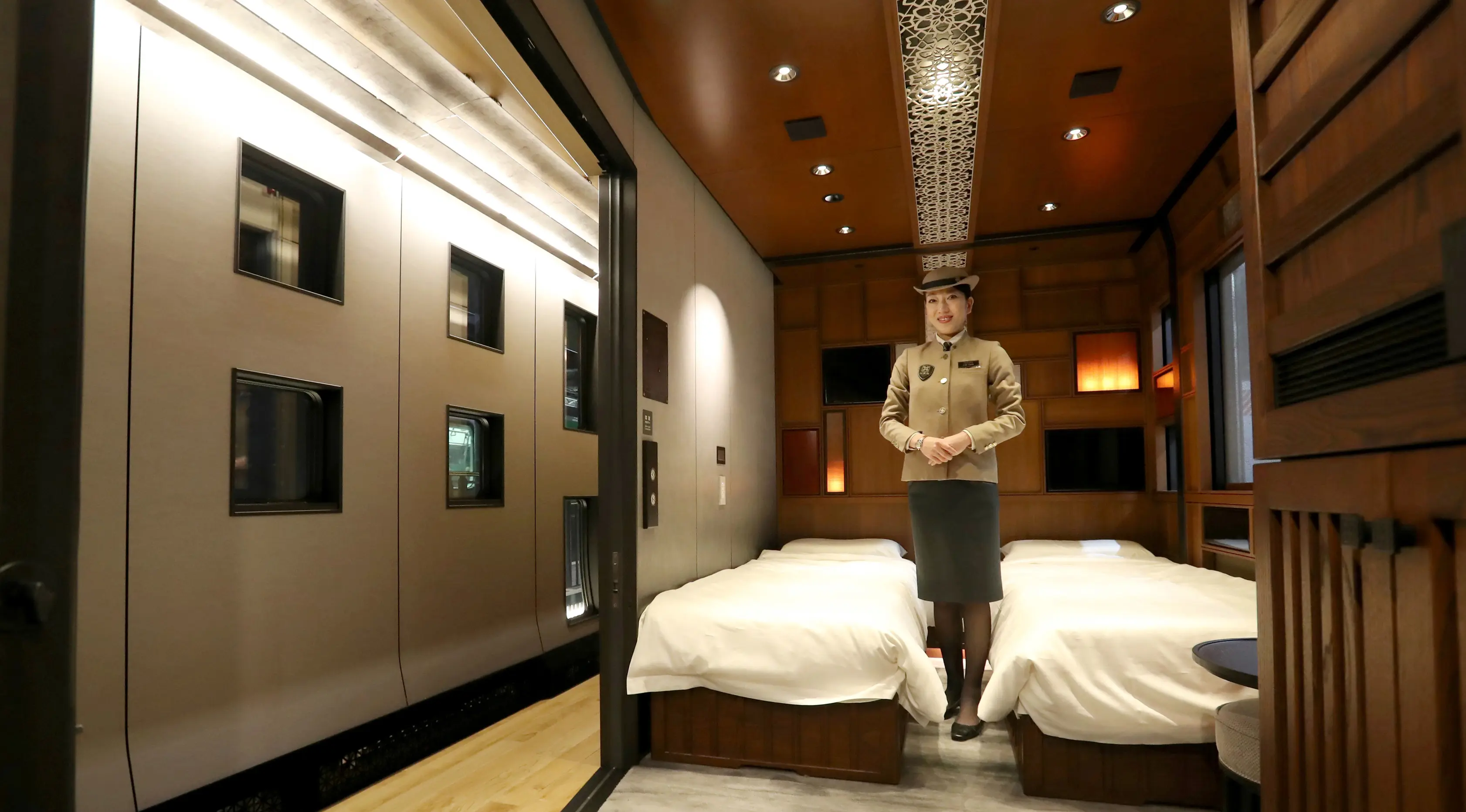 Salah satu kamar yang berada di kereta api mewah "Train Suite Shiki-Shima" di Tokyo, Jepang, 16 Maret 2017. Tiap suite Shiki-Shima difasilitasi ruangan dua tingkat, kamar mandi dan toilet, ruang penyimpanan, serta tempat tidur. (str/JIJI PRESS/AFP)