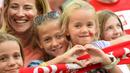 Salam hangat penuh cinta dari suporter cilik Polandia saat menyaksikan laga timnya melawan Portugal di Stade Velodrome, Marseille, (30/6/2016). (AFP/Anne-Christine Poujoulat)