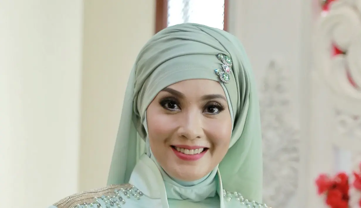 "Anak saya udah besar semua, udah ada yang kuliah, udah kerja juga jadi enggak yang terlalu banyak nuntut. Kalo saya sibuk mereka udah biasa ditinggal," ujar Elma Theana. (Adrian Putra/Bintang.com)