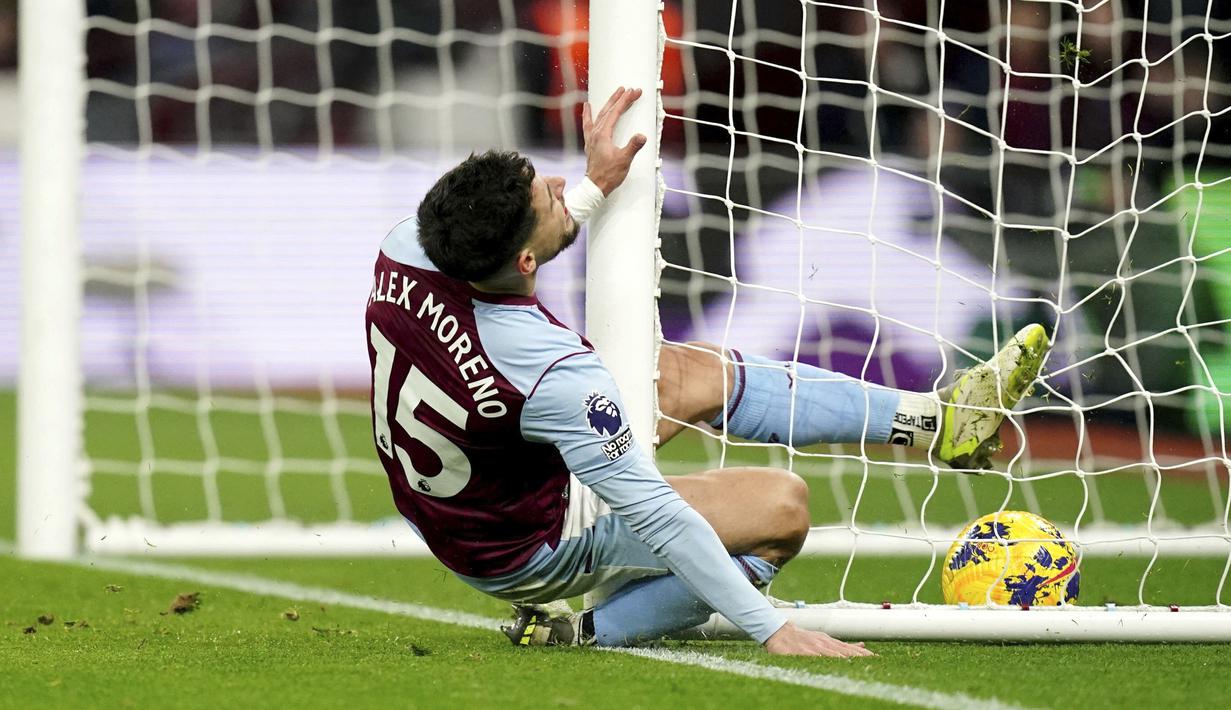 Pemain Aston Villa, Alex Moreno, terbentur tiang saat melawan Newcastle United pada laga Liga Inggris di Stadion Villa Park, Birmingham, Selasa (30/1/2024). Aston Villa dipermalukan Newcastle United dengan skor 1-3. (Jacob King/PA via AP)