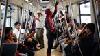 Dosen bernama Moises Vazquez mengenakan kostum Spiderman miliknya saat menaiki kereta untuk menuju Universitas Otonomi Nasional Meksiko (UNAM) di Meksiko City, Meksiko, 27 Mei 2016. (REUTERS/Edgard Garrido)
