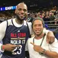 Duta besar Barcelona Ronaldinho (kanan) berpose dengan LeBron James pada NBA All-Star 2017, Senin (20/2/2017) pagi WIB. (Instagram)