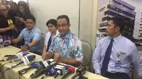 Anies Baswedan menjenguk korban bom Kampung Melayu (Liputan6.com/ Muhammad Radityo Priyasmoro)