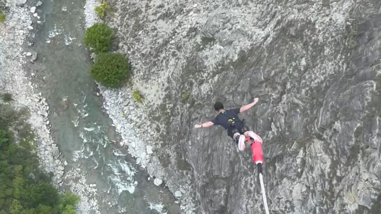 Boy William Tantang Adrenalin dengan Bungee Jumping Ekstrem Tertinggi di New Zealand