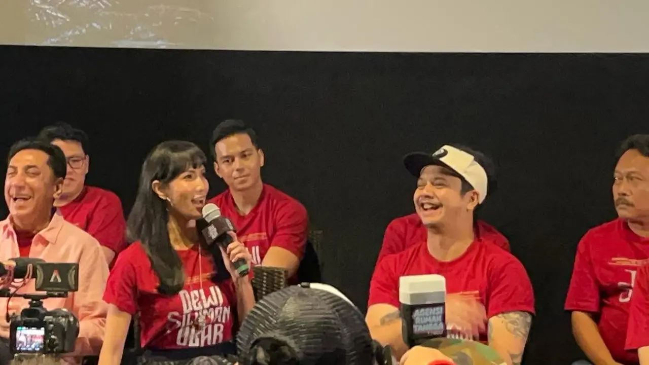 Aulia Sarah, memegang mic dalam konferensi pers trailer & poster film Dewi Siluman Ular yang diselenggarakan di kawasan Jakarta pada (1/10/2026). (Liputan6.com/Afradhiya N. R)