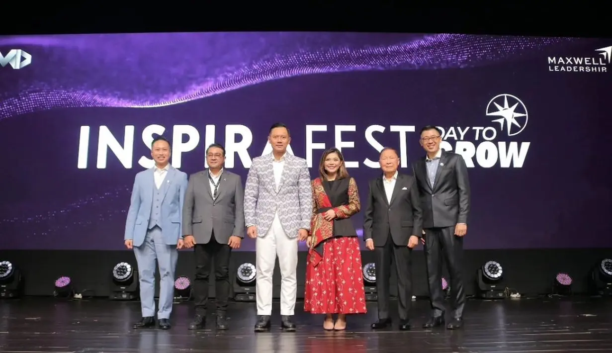 Atasan blazer batiknya dipadukan dengan rok korset maxi Batik Pekalongan rilisan OE x Wilsen Willim. [@agusyudhoyono]