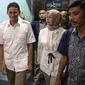 Balon Gubernur DKI Jakarta Sandiaga Uno (tengah) saat hadir di DPD Demokrat, Jakarta, (22/4). Sandiaga Salahuddin Uno didampingi Istrinya saat mendatangi kantor Demokrat tersebut. (Liputan6.com/Faizal fanani)