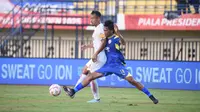 Di awal babak kedua, Liga Indonesia All Star sempat menebar ancaman. Namun, justru Singo Edan yang berhasil menggandakan keunggulan. Di menit ke-65, Dedik Setiawan berhasil mengoyak jaring Kurniawan Kartika Ajie untuk membawa timnya memimpin 2-0. (Foto: Tim Media Piala Presiden)