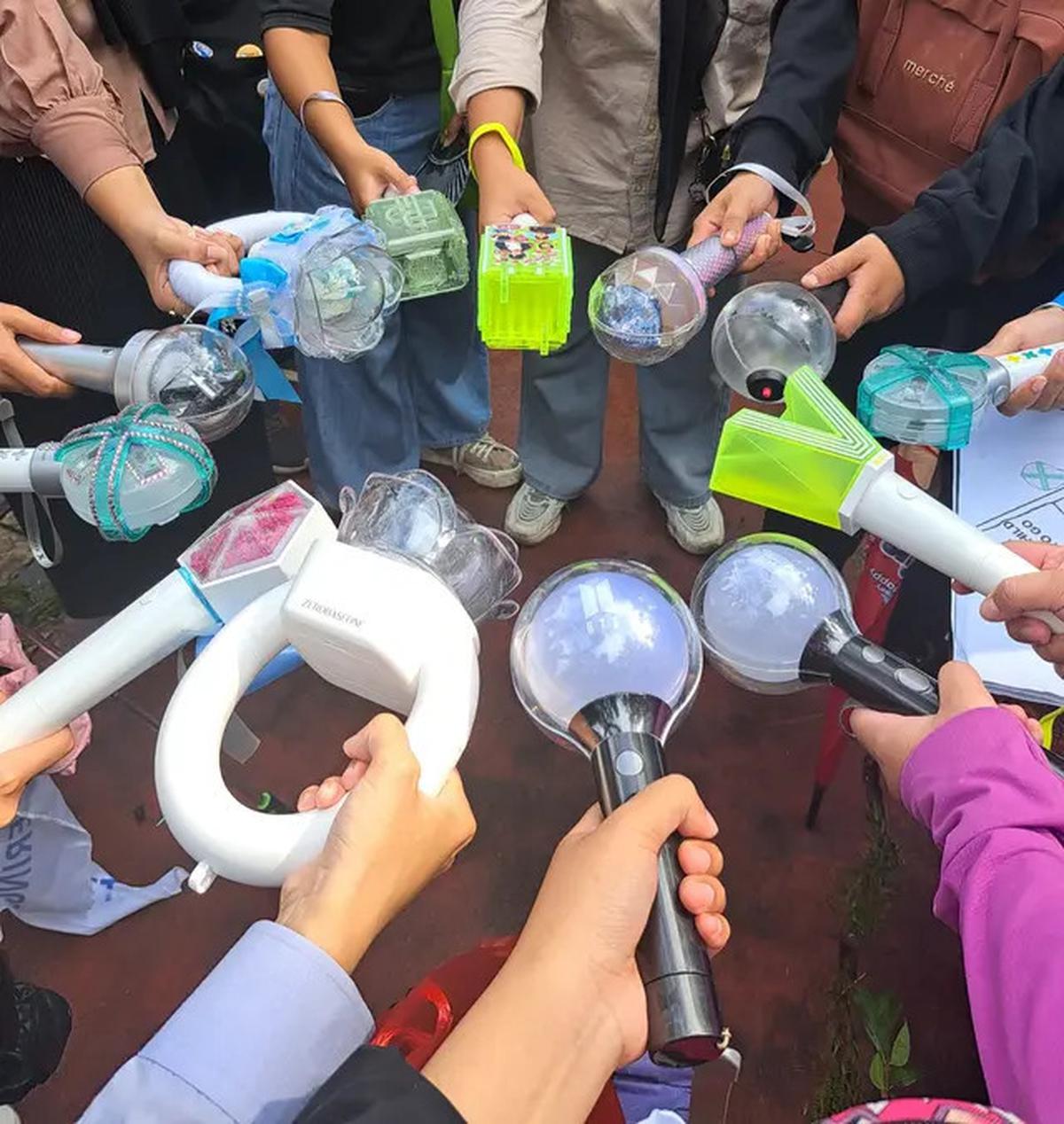 6 Potret K-Popers Demo Tolak Kenaikan PPN 12 Persen, Semua Fandom Bersatu