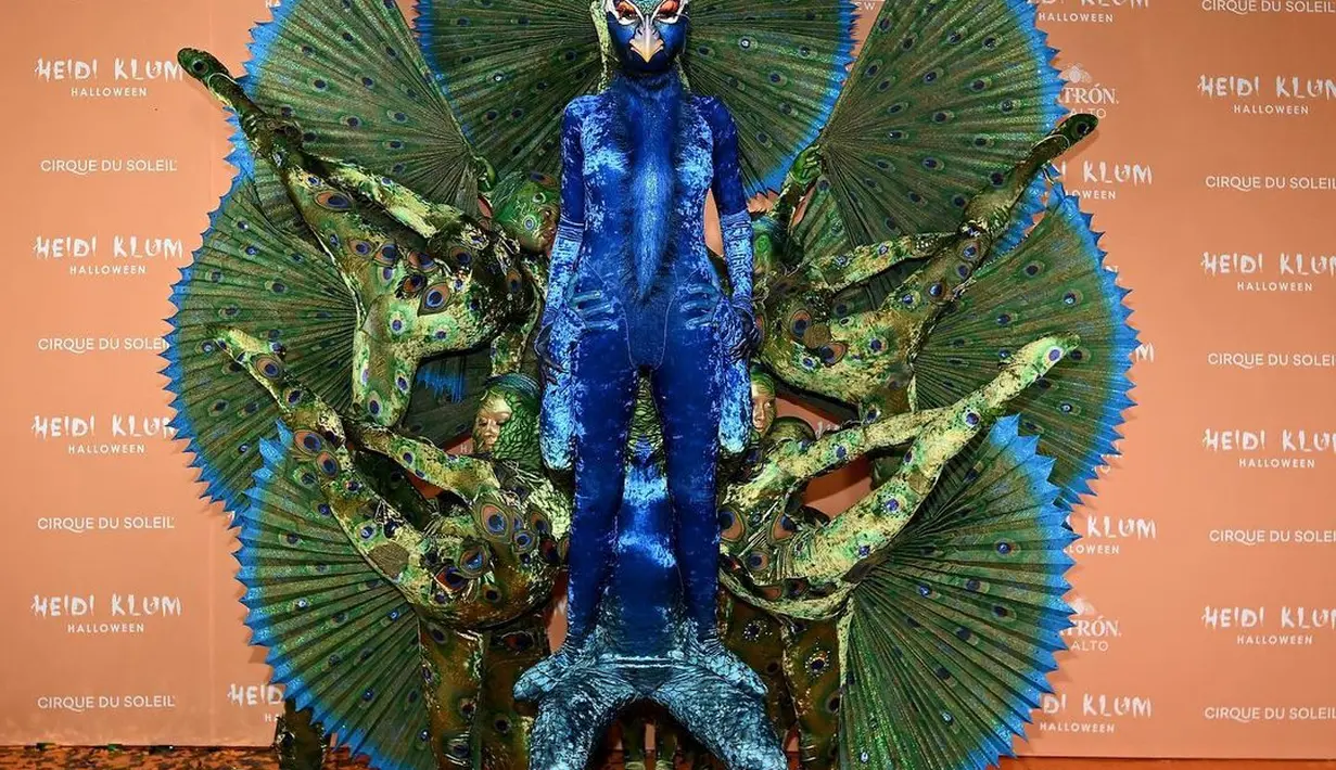 Seperti tahun-tahun sebelumnya, tahun 2023 ini Heidi Klum kembali tampil dengan kostum Halloween yang unik. Model 50 tahun itu kini memilih menjadi burung merak di acara “Heidi Klum Halloween 2023”. [Foto: IG/!heidiklum]
